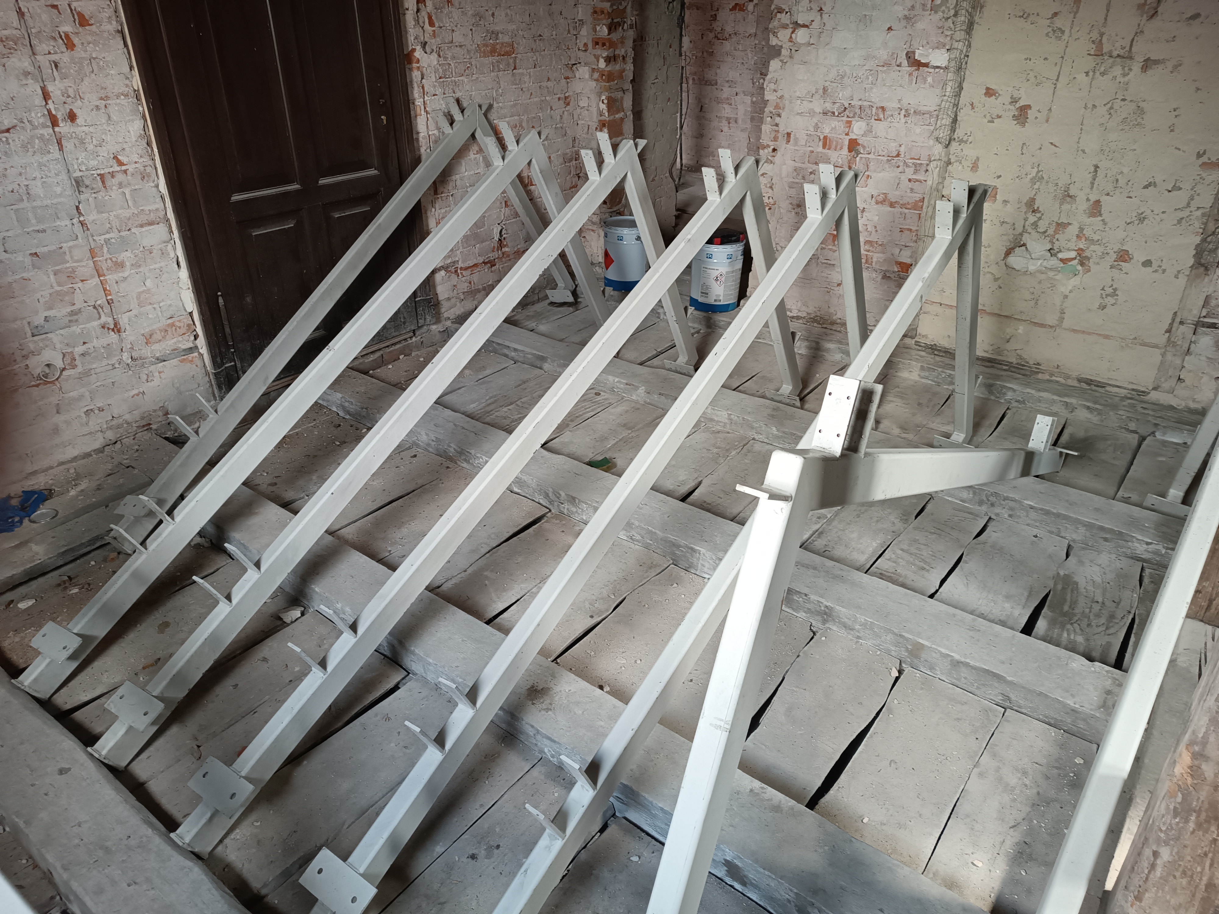 Konstrukcja lukarn zabytkowego budynku we Wrocławiu przed zabezpieczeniem ogniochronnym