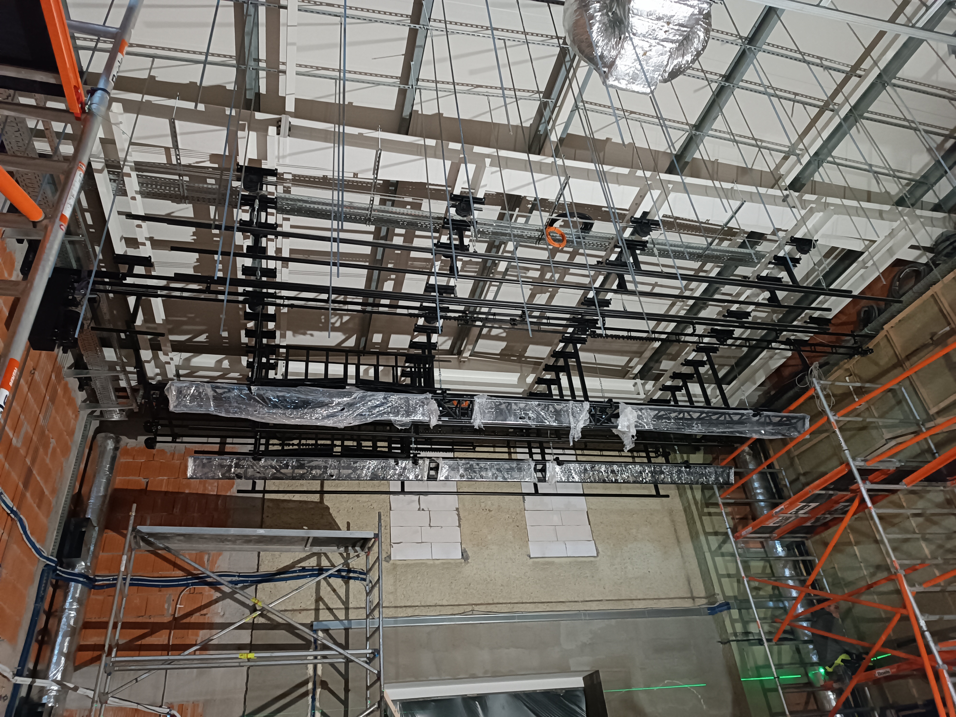 Konstrukcja wsporcza dachu szkoły muzycznej w Namysłowie przed zabezpieczeniem ogniochronnym